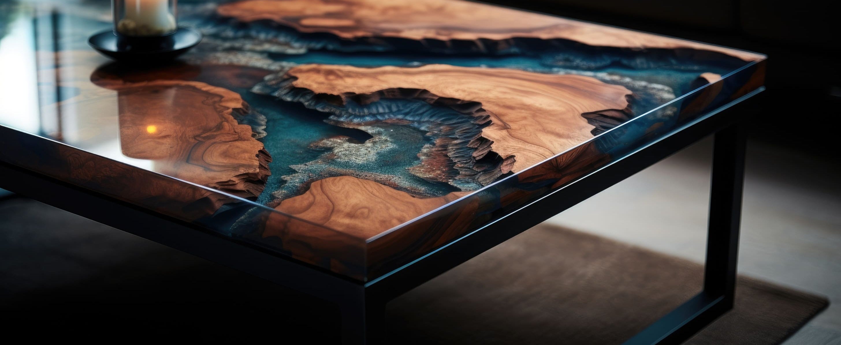 Hochwertiger Epoxidharz-Couchtisch mit naturbelassenem Holz und tiefblauer Harzfüllung in organischer Form, mit Kerze auf der Tischfläche, vor modernem Sofa im Wohnzimmer.
